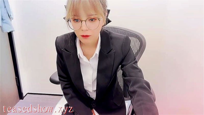 Chinese office lady naughty at work