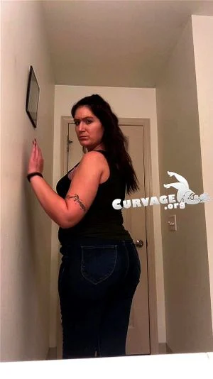 Fat girl tries old jeans