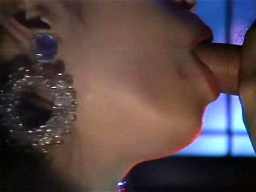 Profitez d'une séance intime avec une maîtresse mûre et pleine de vie. Préparez-vous à vous immerger dans un plaisir inoubliable où chaque recoin de votre être est rempli de luxure et de désir. Une expérience excitante et satisfaisante qui vous laissera en vouloir plus. Vidéo Porno - SpankBang