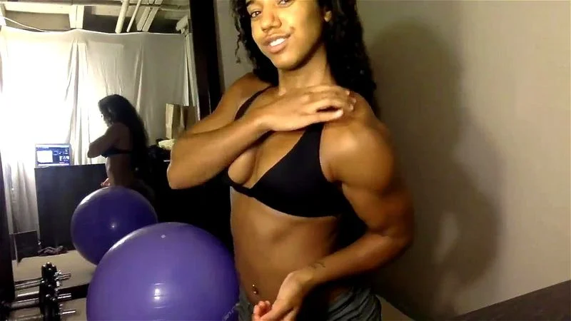 muscular girl flexing on cam muscular girl flexing on cam
