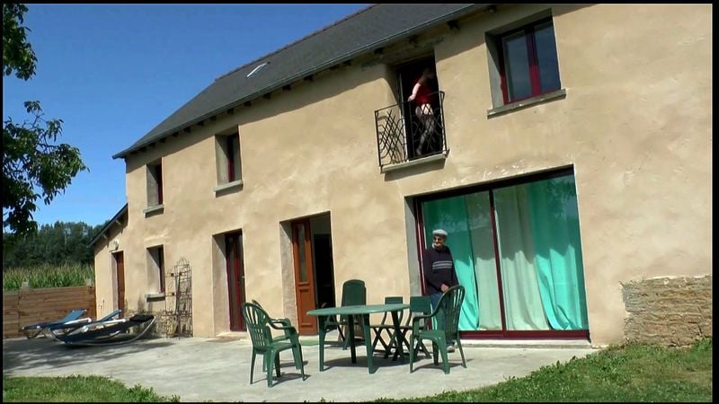 poupée au balcon, pépé au caleçon