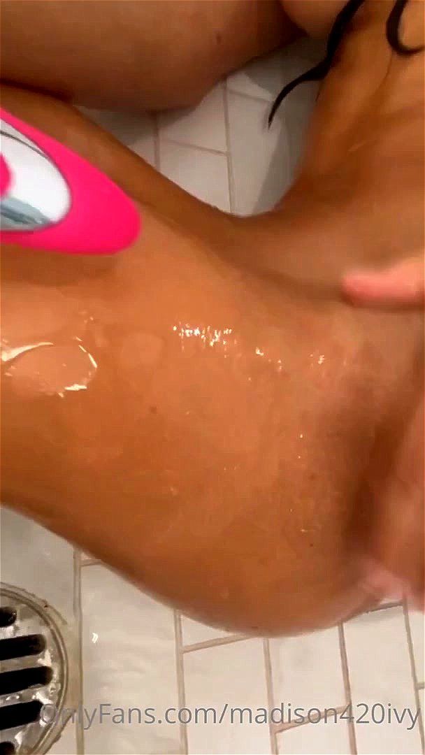 SEXY MILF SQUIRTING IN BATH (ONLYFANS)