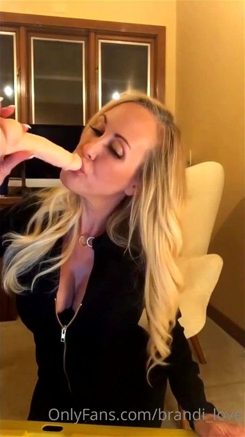 HOT MILF SQUIRT WITH DILDO