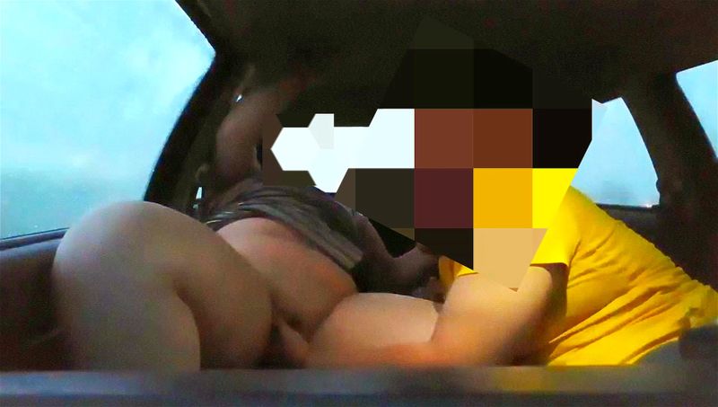 Masturbando a gordita culona en el auto. En público Masturbando a gordita culona en el auto. En público