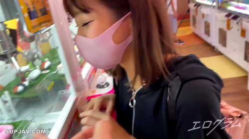 Chica ambiciosa que llega a la ciudad - se masturba los pezones sola y luego provoca a un hombre con sexo oral profundo, la generación Z cachonda es perseguida con fuerza hasta que sus rodillas y caderas tiemblan por el embestido continuo y eyaculación interna múltiple Video Porno - SpankBang