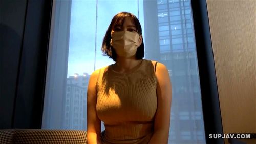 Esposa com seios enormes de copo H. O restaurante francês gerido pelo marido fechou devido ao COVID. Para pagar dívidas, a esposa se despe e se masturba em público, com brinquedos que destroem sua racionalidade. Vídeo pornô - SpankBang