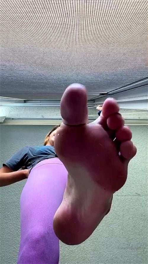 giantess, fetish, big feet, soles