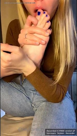 Blond self foot