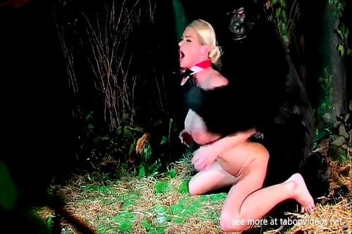 Un monstre baise deux femmes dans la jungle.