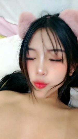 Watch 直播 02年的大胸妹，童颜巨乳特写自慰 直播 自慰 Asian Porn Spankbang