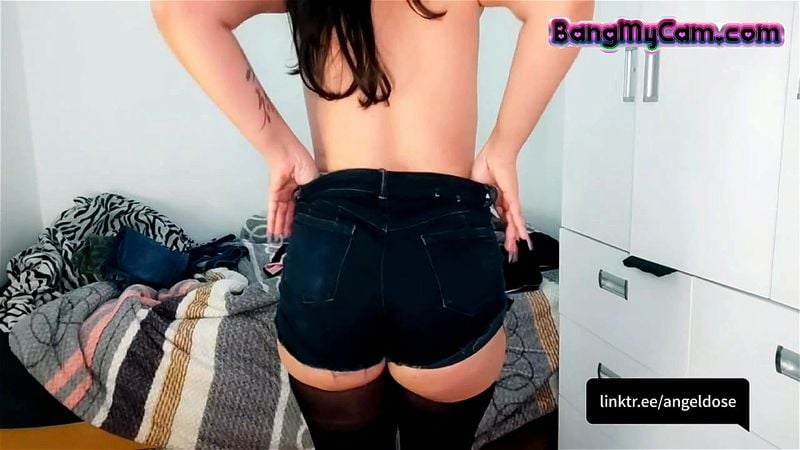 busty thick camgirl trying outfit for you