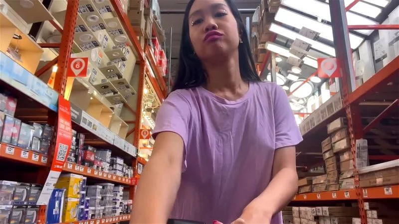 Angie comprando en la home depot