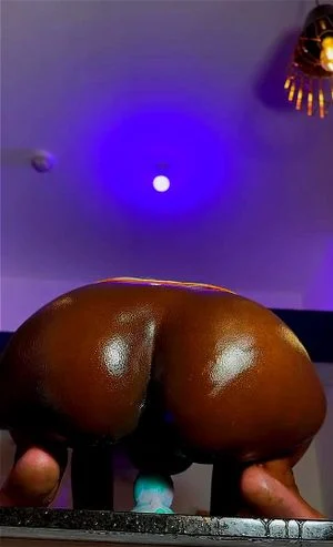 Sexy oiled ass