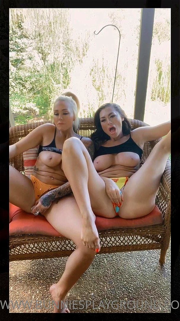 2 sexy sluts fuck eachother outside