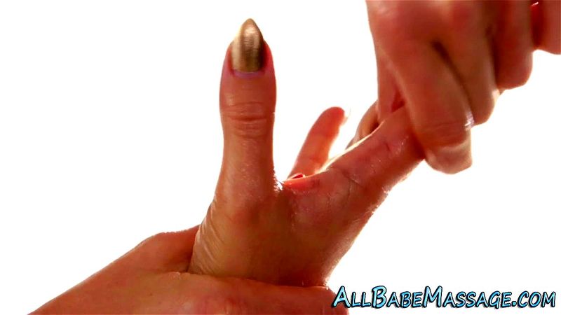 Les masseuse rubs herself Les masseuse rubs herself