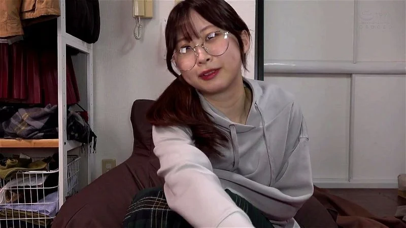 jap glasses lady office