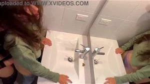 Sexo no banheiro em uma festa de família