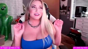 Hot Thick Camgirl with Huge Tits
