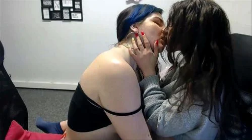 Kissing lesbian thumbnail