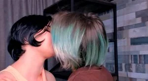 Kissing lesbian уменьшенное изображение