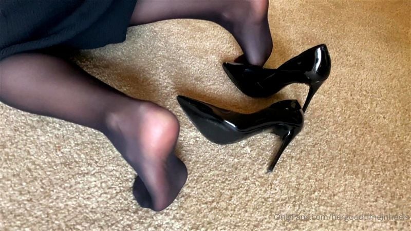 Heelpopping in black Patent pumps