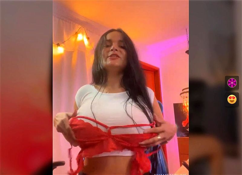 CataleyaRusso show her bras