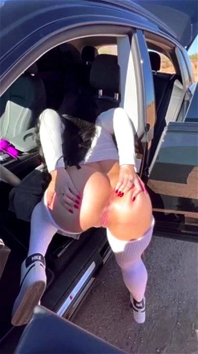 HOT BIG ASS SQUIRT IN CAR (ONLYFANS)