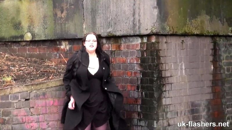 BBW Kinky British flasher rubbing for UK-Flashers