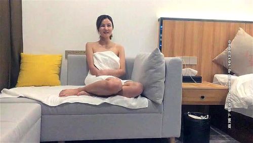 Chinese 3P met drie volwassenen die deelnemen aan een intense en gepassioneerde groepservaring. Ontdek de opwinding van een trio-ontmoeting met instemmende deelnemers die plezier verkennen in een multiculturele setting. Porno Video - SpankBang