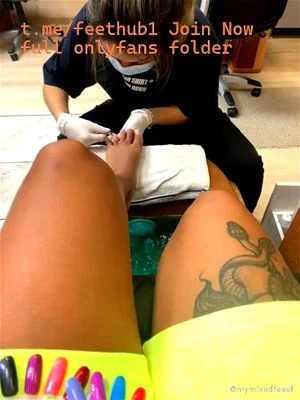 mymixedfeeet getting her nails done