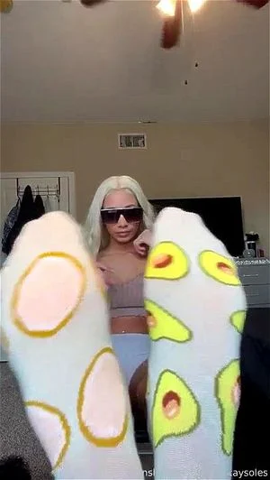 Queen Feet thumbnail