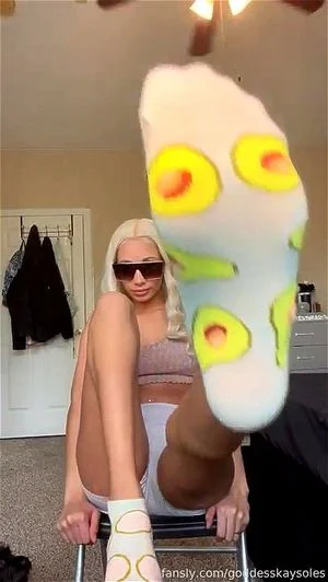 Queen Feet thumbnail