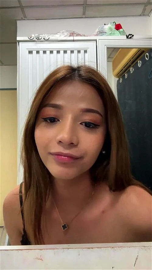 La descripción del video incluye escenas explícitas solo para adultos, donde los participantes exploran sus deseos en un entorno seguro y consensuado. Video Porno - SpankBang