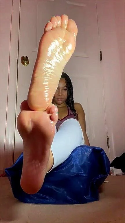 pretty feet thumbnail