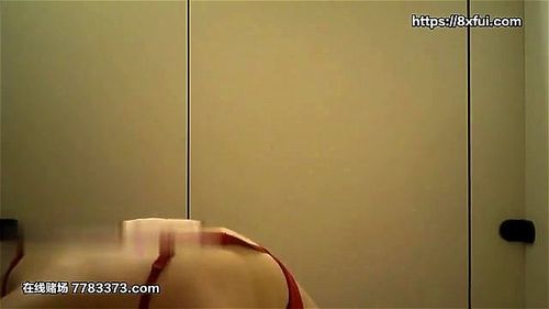 Versteckte Aufnahme in der Umkleidekabine Porno Video - SpankBang