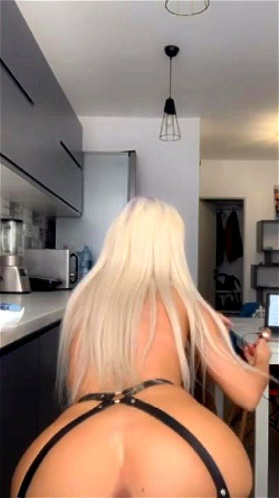 SEXY BLONDE BITCH (ONLYFANS)