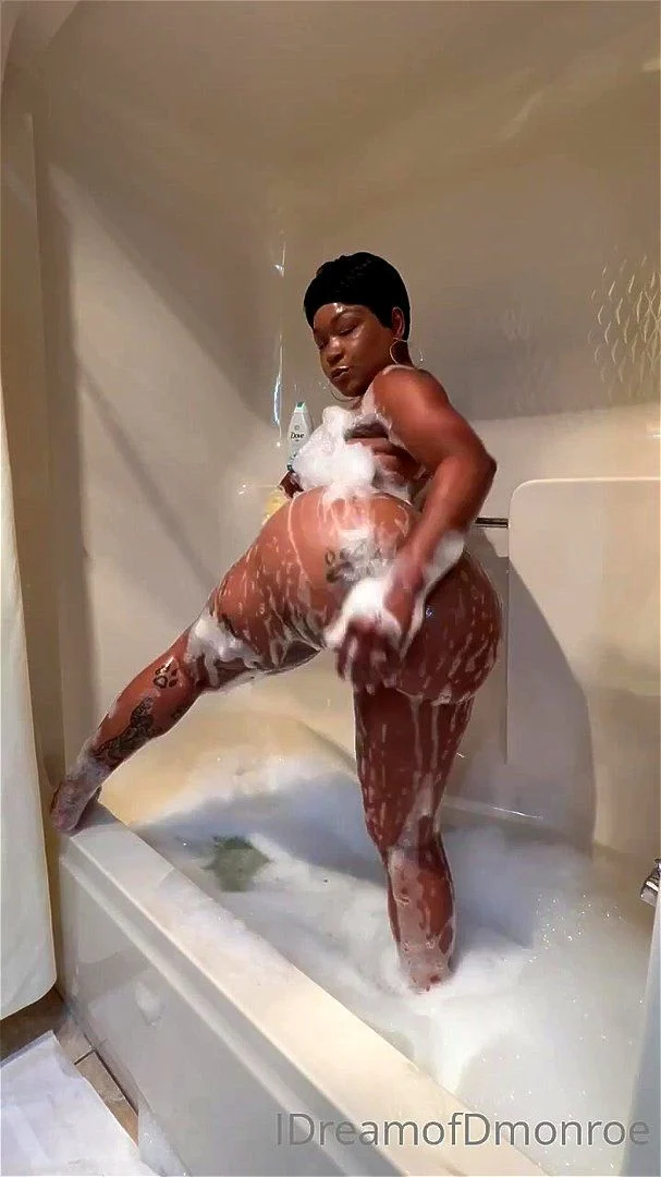 Diamond Monroe bathtub