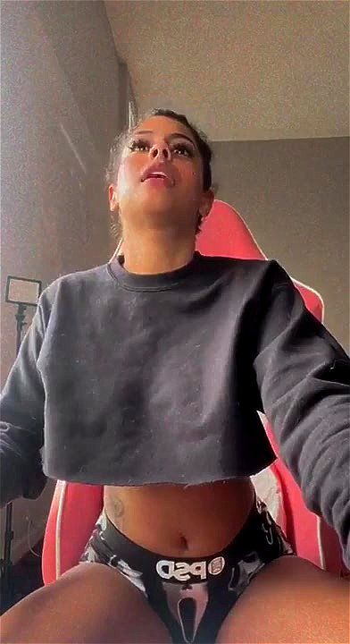 does anyone know her name? live