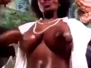 Deusa Negra dançando - Dancer Tits