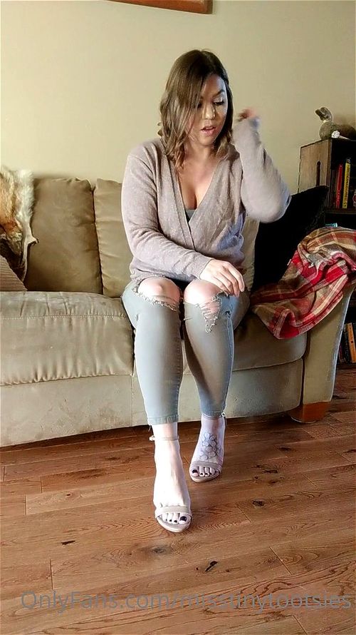 Hot Brunette Feet Tease: Fetish, Soles & Eporner Porn - SpankBang