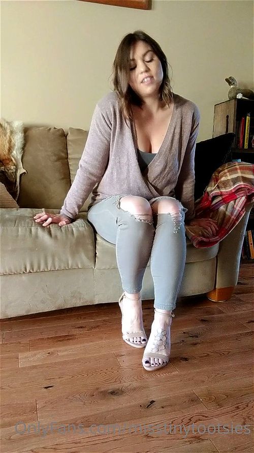 Hot Brunette Feet Tease: Fetish, Soles & Eporner Porn - SpankBang