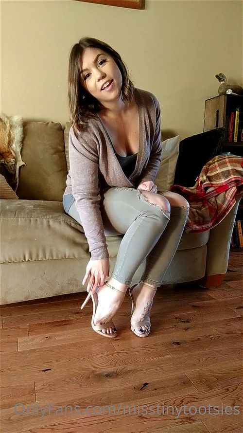 Hot Brunette Feet Tease: Fetish, Soles & Eporner Porn - SpankBang