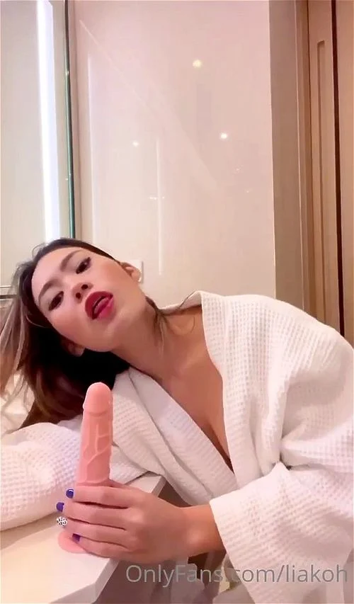Hot Asian Babe Lia Koh gives a Blowjob to a dildo