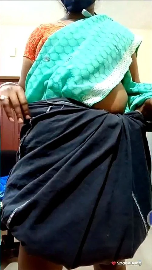 Tamil housewife Saranya