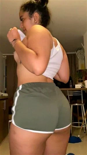 Thicc girl showing her ass