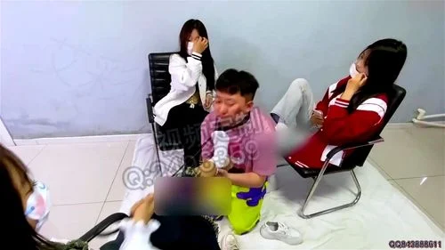 Watch 女孩们臭袜子的羞辱 精神小妹三天没换的臭袜子塞嘴+踢打跳踩舔脚 - Femdom, Foot Fetish, Feet Worship Porn - SpankBang