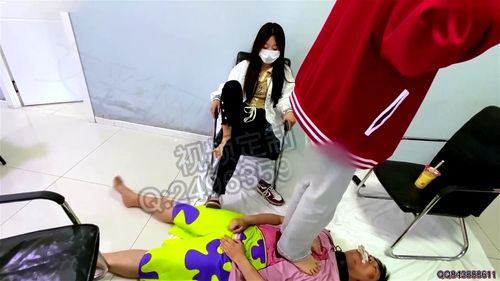 Watch 女孩们臭袜子的羞辱 精神小妹三天没换的臭袜子塞嘴+踢打跳踩舔脚 - Femdom, Foot Fetish, Feet Worship Porn - SpankBang