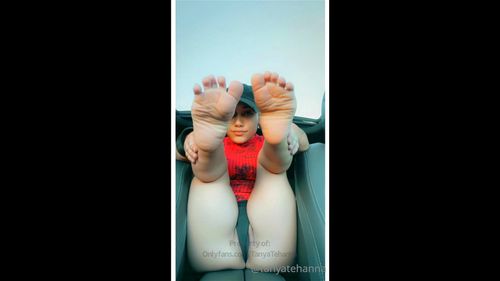 Piante dei piedi rugose di una donna di bassa statura Video Porno - SpankBang