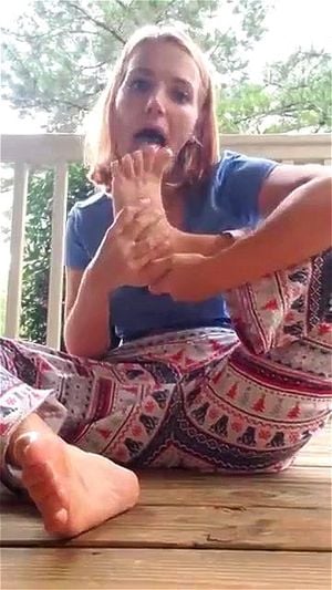 Foot tease7 thumbnail