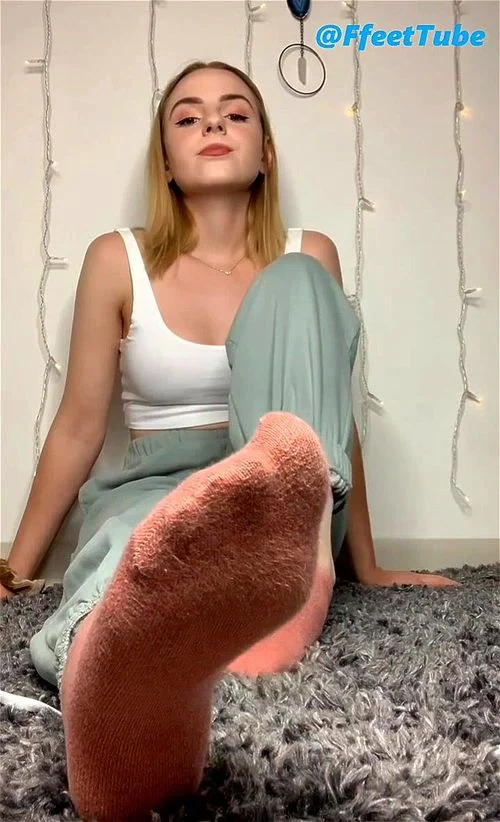 Nice Teen Girl strips off her Socks to show her Sexy Feet